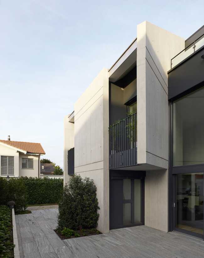 SWISSHOUSE XXXVI is located near Basel. Concrete sheets are pointing toward an unexpected experience of space