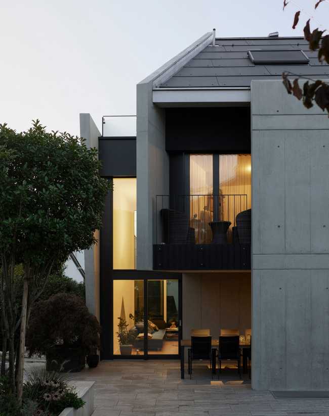 SWISSHOUSE XXXVI is located near Basel. Concrete sheets are pointing toward an unexpected experience of space