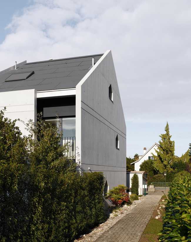 SWISSHOUSE XXXVI is located near Basel. Concrete sheets are pointing toward an unexpected experience of space