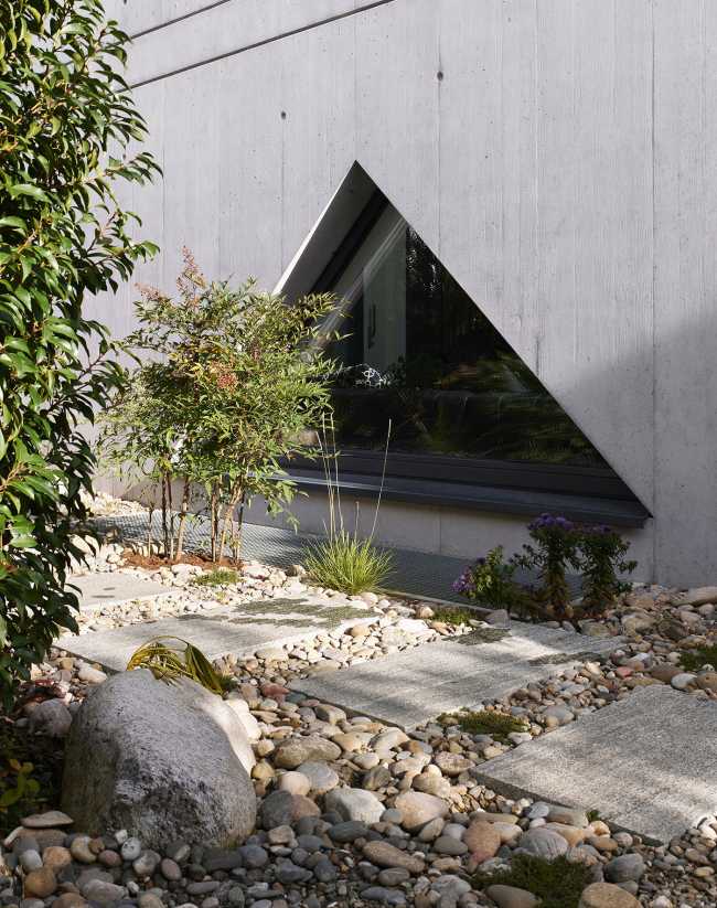 SWISSHOUSE XXXVI is located near Basel. Concrete sheets are pointing toward an unexpected experience of space