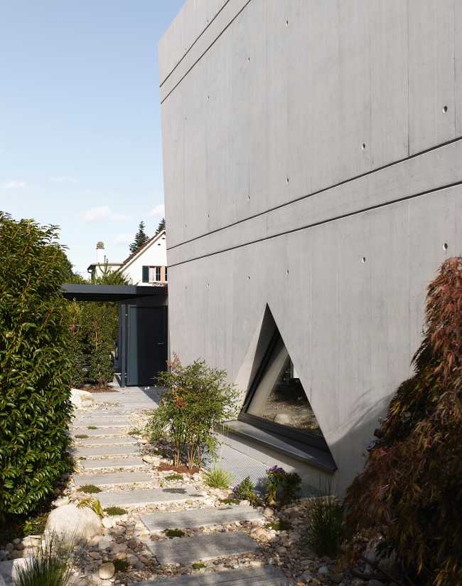 SWISSHOUSE XXXVI is located near Basel. Concrete sheets are pointing toward an unexpected experience of space