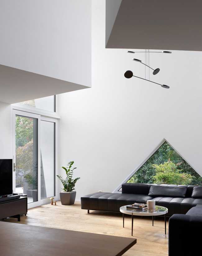 SWISSHOUSE XXXVI is located near Basel. Concrete sheets are pointing toward an unexpected experience of space