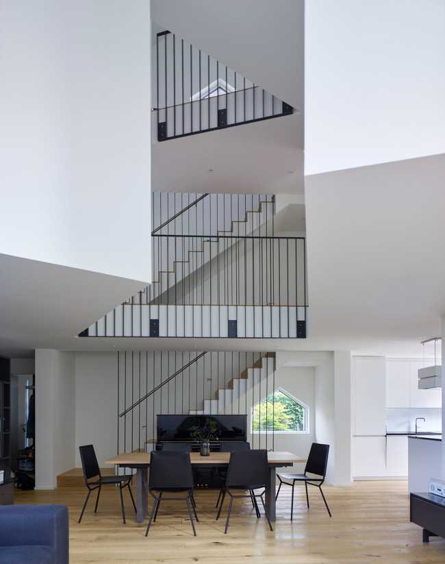 SWISSHOUSE XXXVI is located near Basel. Concrete sheets are pointing toward an unexpected experience of space