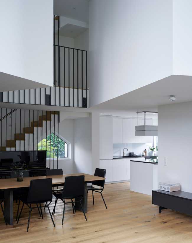 SWISSHOUSE XXXVI is located near Basel. Concrete sheets are pointing toward an unexpected experience of space