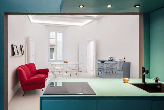 Casa tre Prismi. Gioco di matriosche spaziali in una progressione di intimità e inattesi punti di vista