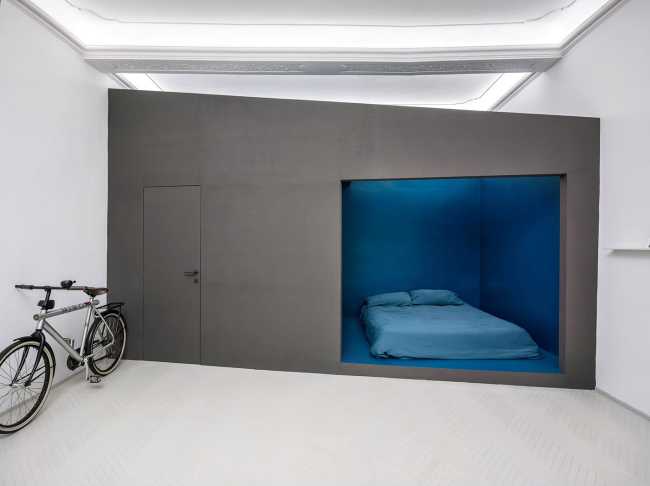 Casa tre Prismi. Gioco di matriosche spaziali in una progressione di intimità e inattesi punti di vista