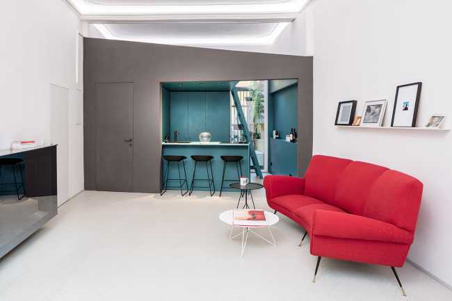 Casa tre Prismi. Gioco di matriosche spaziali in una progressione di intimità e inattesi punti di vista