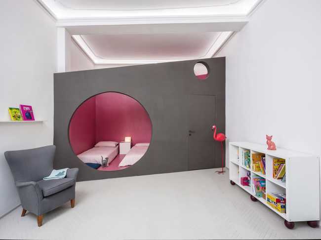 Casa tre Prismi. Gioco di matriosche spaziali in una progressione di intimità e inattesi punti di vista