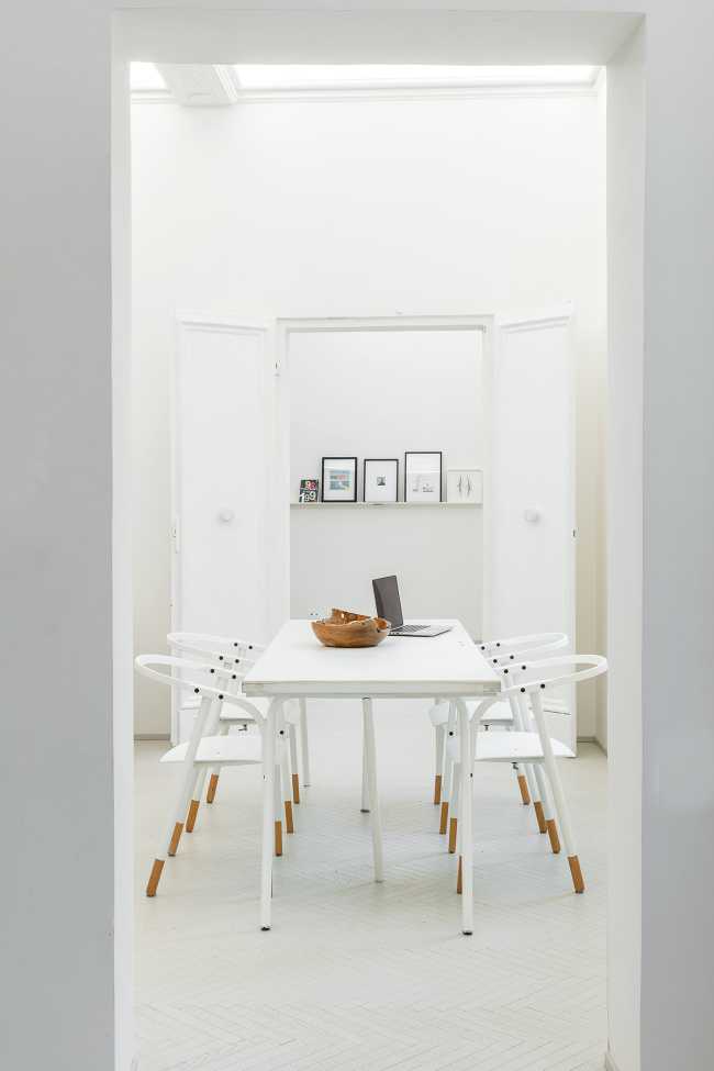 Casa tre Prismi. Gioco di matriosche spaziali in una progressione di intimità e inattesi punti di vista