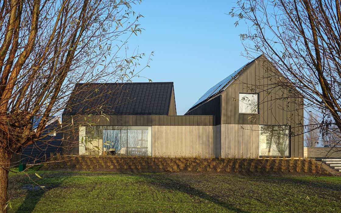 Tranquility, spaciousness and views in House B7 made of zinc and wood