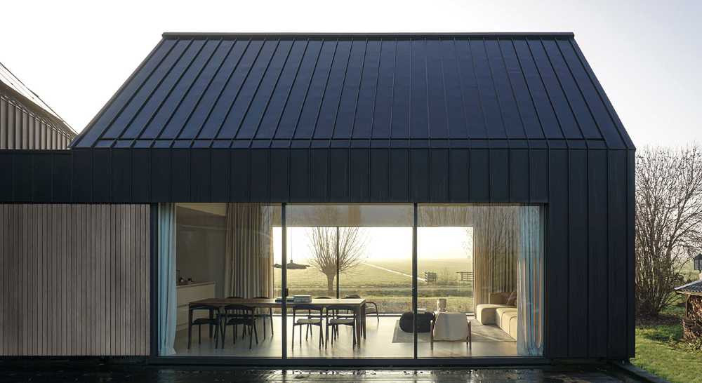 Tranquillità, ampiezza e panorama nella House B7 in zinco e legno