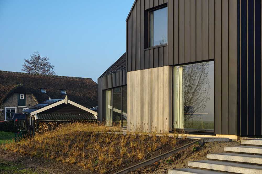 Tranquillità, ampiezza e panorama nella House B7 in zinco e legno