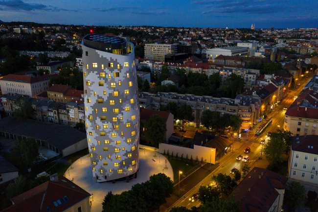 MORpH. Forma fluida y volumen variable para el alojamiento de la academia militar croata