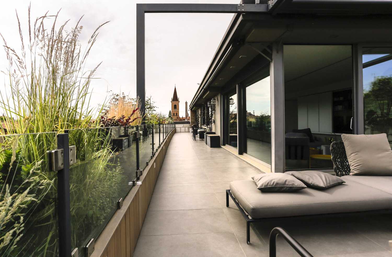 The penthouse unit with the city inside. An extroverted penthouse in a historic building in Bologna