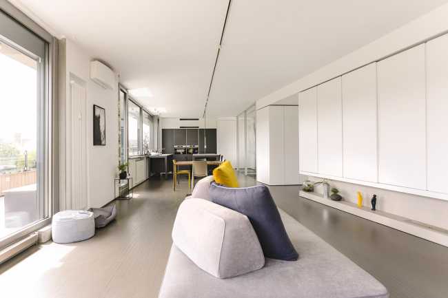 The penthouse unit with the city inside. An extroverted penthouse in a historic building in Bologna