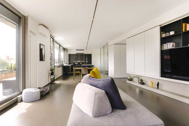 The penthouse unit with the city inside. An extroverted penthouse in a historic building in Bologna