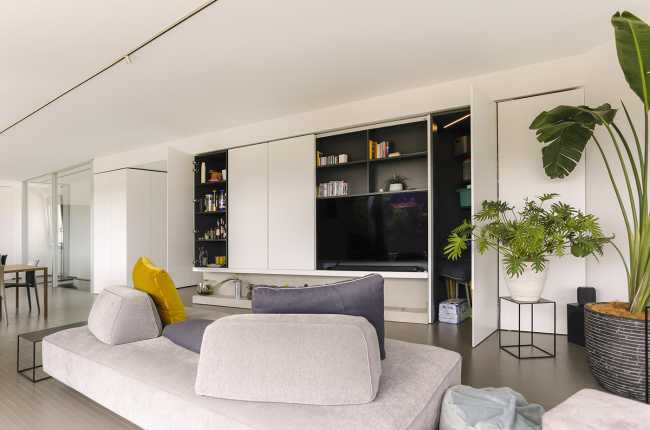 The penthouse unit with the city inside. An extroverted penthouse in a historic building in Bologna