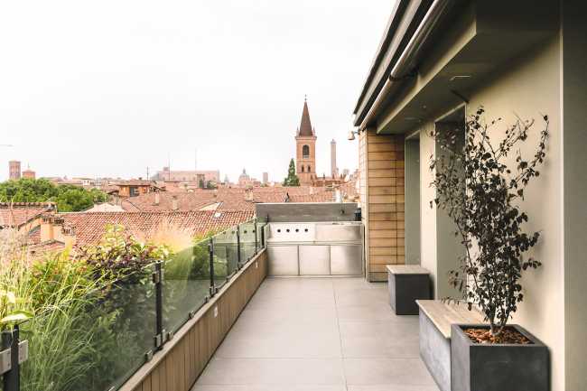 The penthouse unit with the city inside. An extroverted penthouse in a historic building in Bologna