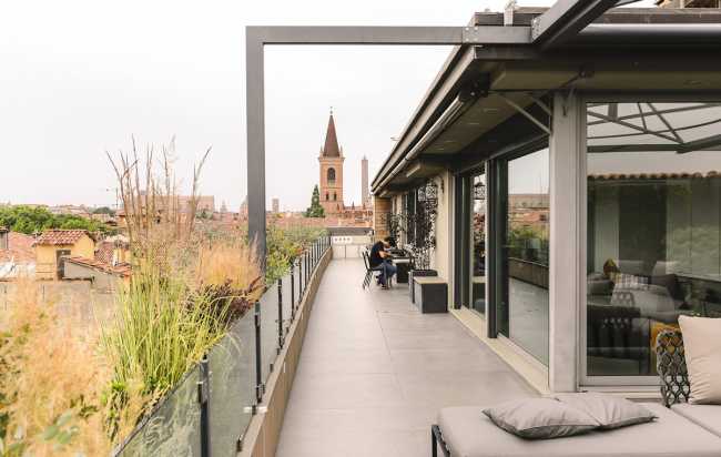 The penthouse unit with the city inside. An extroverted penthouse in a historic building in Bologna