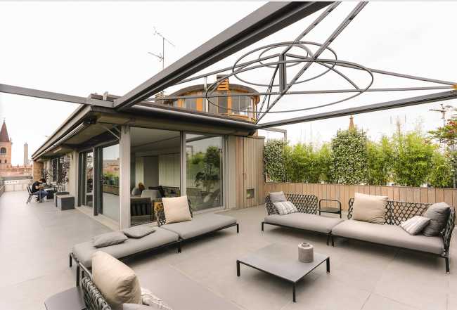 The penthouse unit with the city inside. An extroverted penthouse in a historic building in Bologna