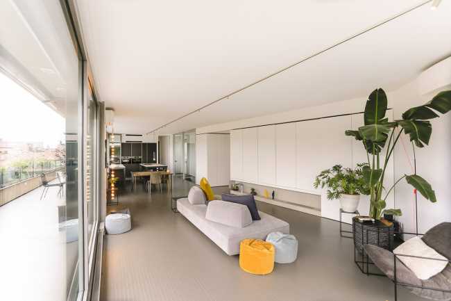 The penthouse unit with the city inside. An extroverted penthouse in a historic building in Bologna