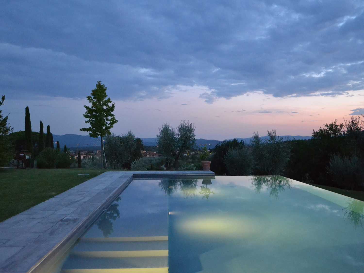 Lavender in Valdarno. The renovation of two residential units out in the Tuscan countryside