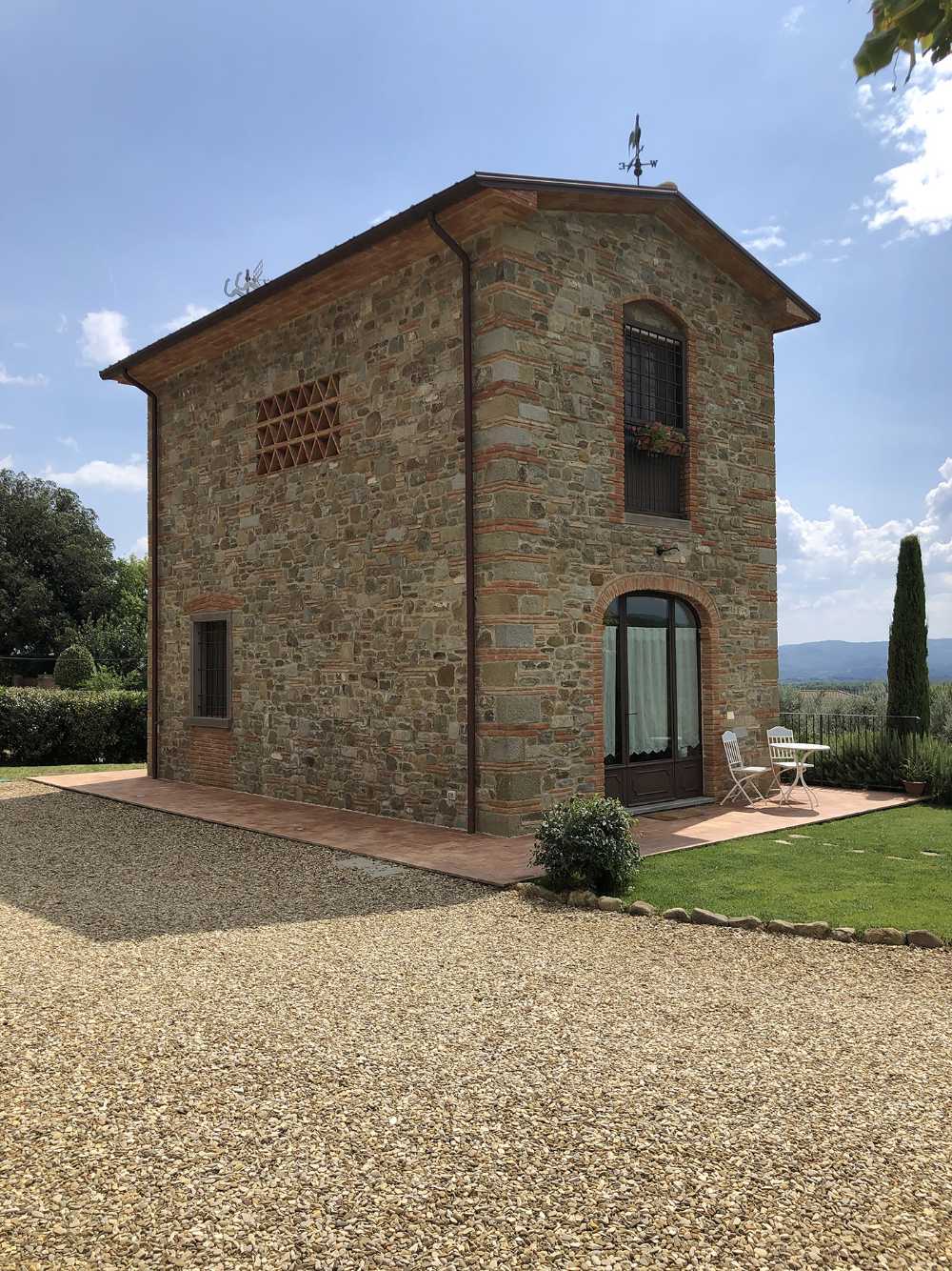 Lavande en Valdarno. La rénovation de deux unités résidentielles dans la campagne toscane