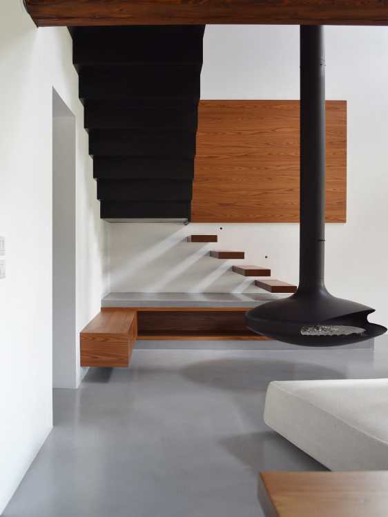 Lavender in Valdarno. The renovation of two residential units out in the Tuscan countryside