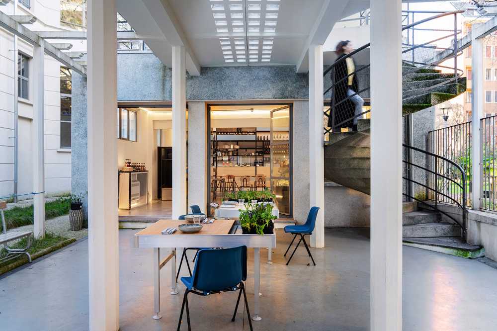 Bistro de la Casa de los Artistas entre el ambiente de taller industrial doméstico y el de vivero urbano