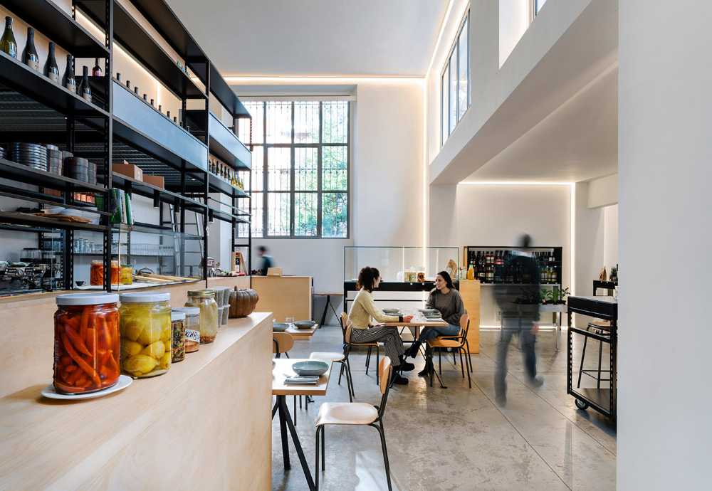 Bistro de la Casa de los Artistas entre el ambiente de taller industrial doméstico y el de vivero urbano