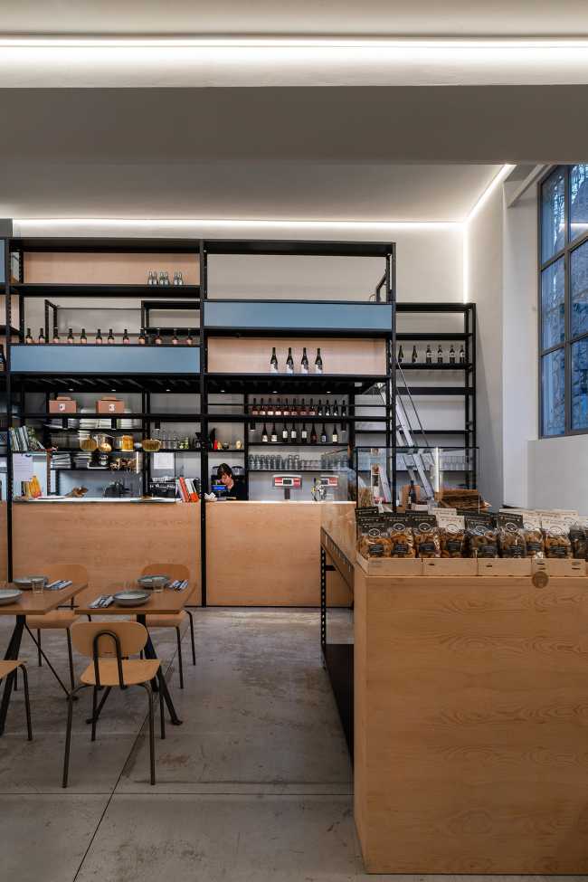 Bistro de la Casa de los Artistas entre el ambiente de taller industrial doméstico y el de vivero urbano