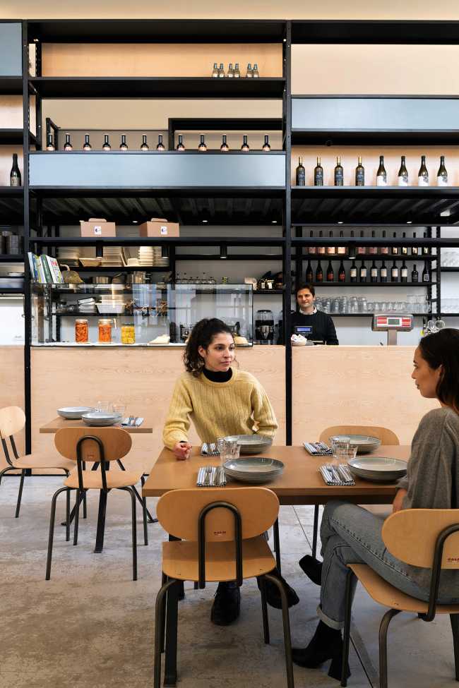 Bistro de la Casa de los Artistas entre el ambiente de taller industrial doméstico y el de vivero urbano