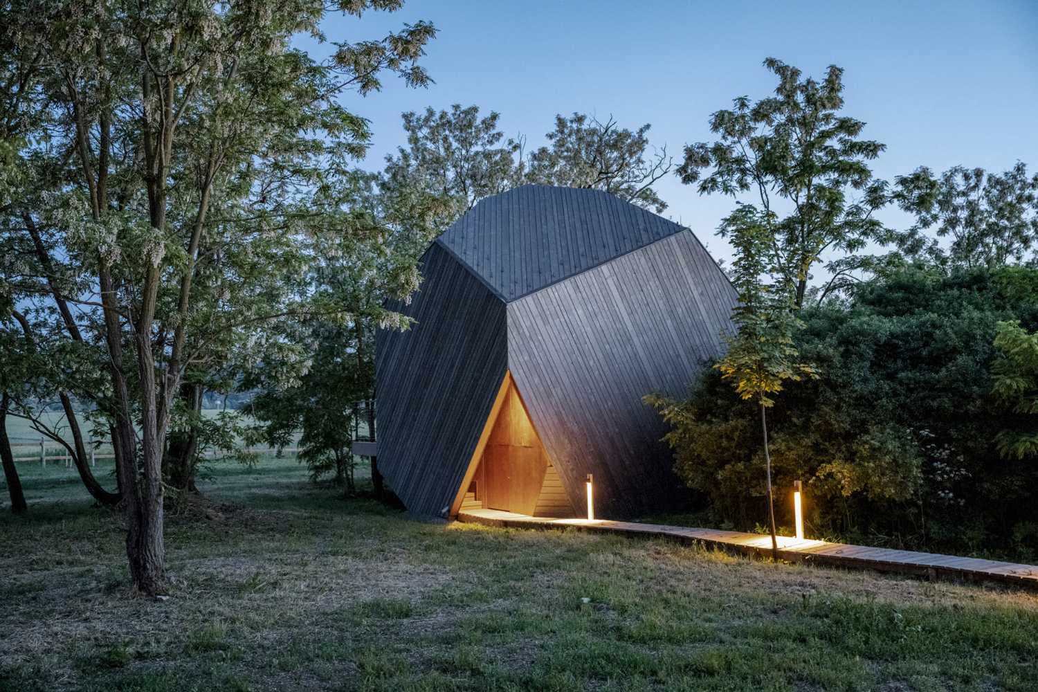 Les Rock Cabins, pierres runiques avec un cœur confortable comme modules d'habitation pour stimuler le tourisme