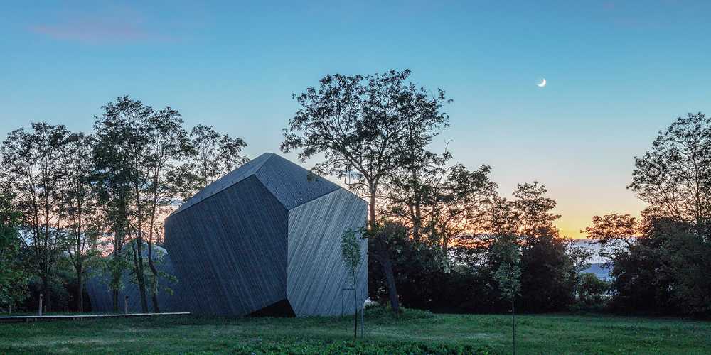 Le CASE Roccia Houses, built of runic stones with a comfortable spirit, as housing modules aimed at revitalizing the tourism industry