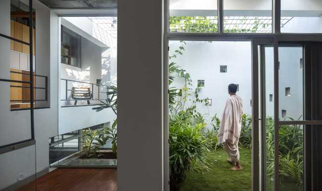 Bellary House embraces protectively with its walls the generous and simple energy of the family that lives in it.