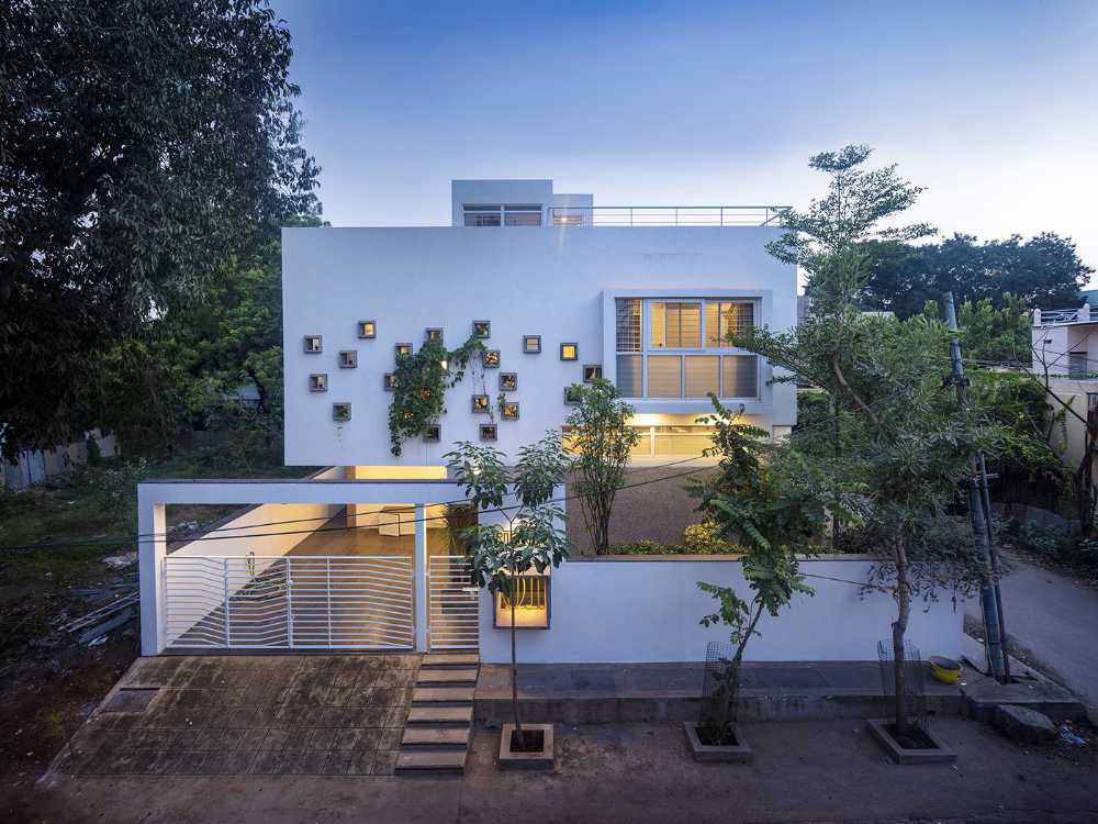 Bellary House embraces protectively with its walls the generous and simple energy of the family that inhabits it