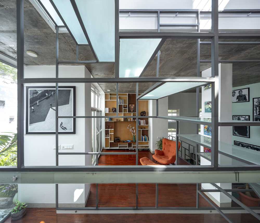 Bellary House embraces protectively with its walls the generous and simple energy of the family that inhabits it