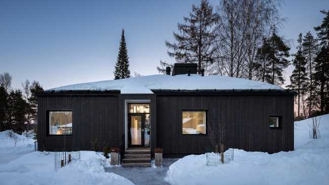 Maison Pokrinniemi et son espace original en forme de croix. Quatre vues différentes sur le paysage précieux