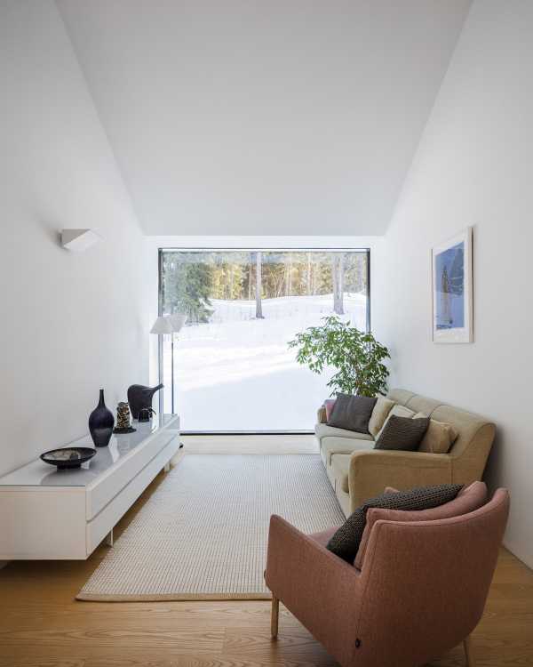 Maison Pokrinniemi et son espace original en forme de croix. Quatre vues différentes sur le paysage précieux