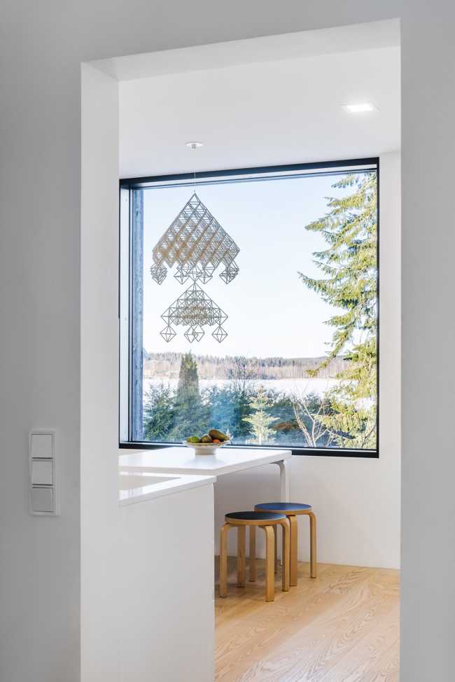 Maison Pokrinniemi et son espace original en forme de croix. Quatre vues différentes sur le paysage précieux