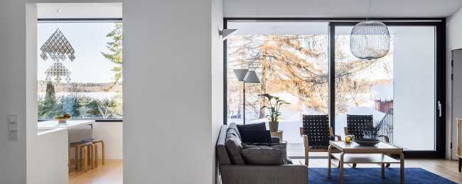 Maison Pokrinniemi et son espace original en forme de croix. Quatre vues différentes sur le paysage précieux