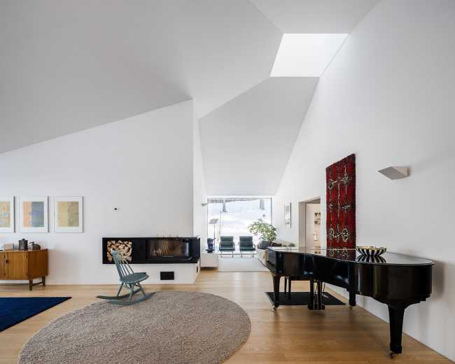 Maison Pokrinniemi et son espace original en forme de croix. Quatre vues différentes sur le paysage précieux