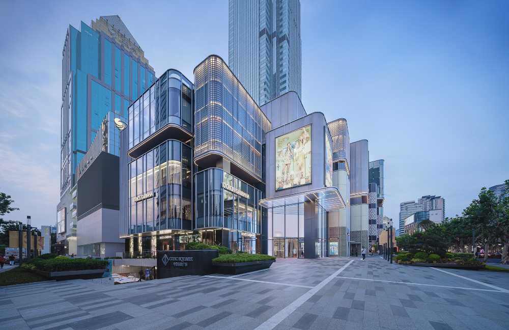 Storico centro commerciale integrato al tessuto urbano dalla nuova estetica “a pixel”. Ristrutturazione del Citic Square