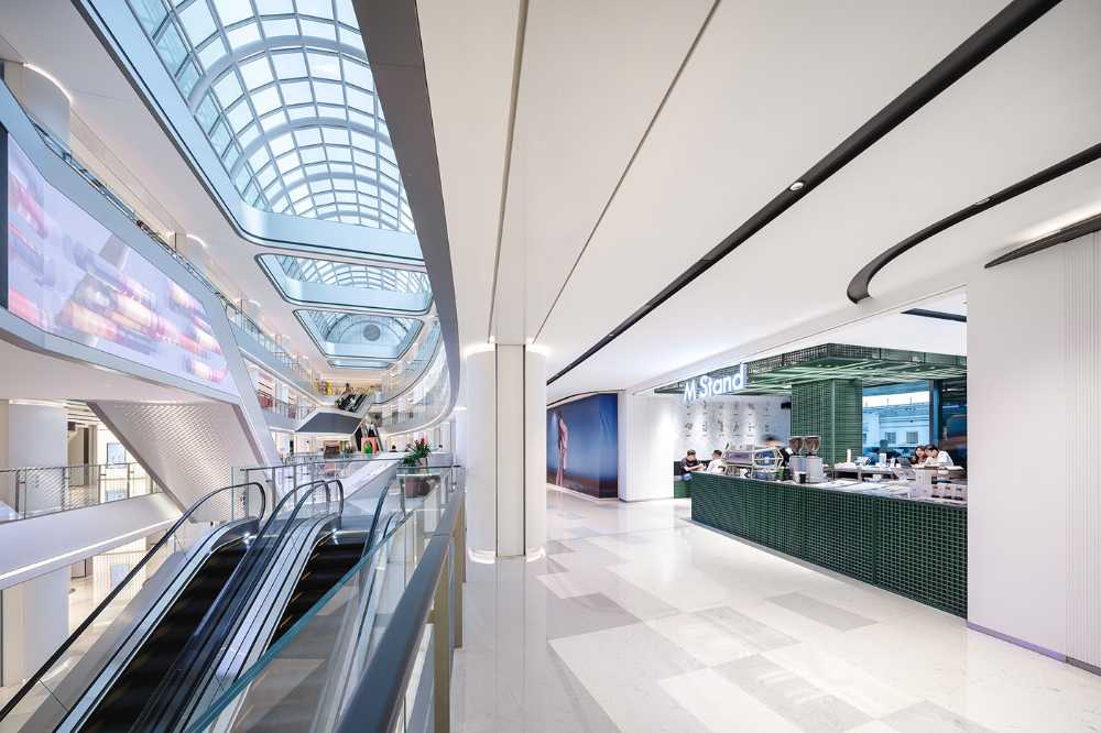 Centre commercial historique intégré dans le tissu urbain avec une nouvelle esthétique de 'pixel'. Rénovation du Citic Square