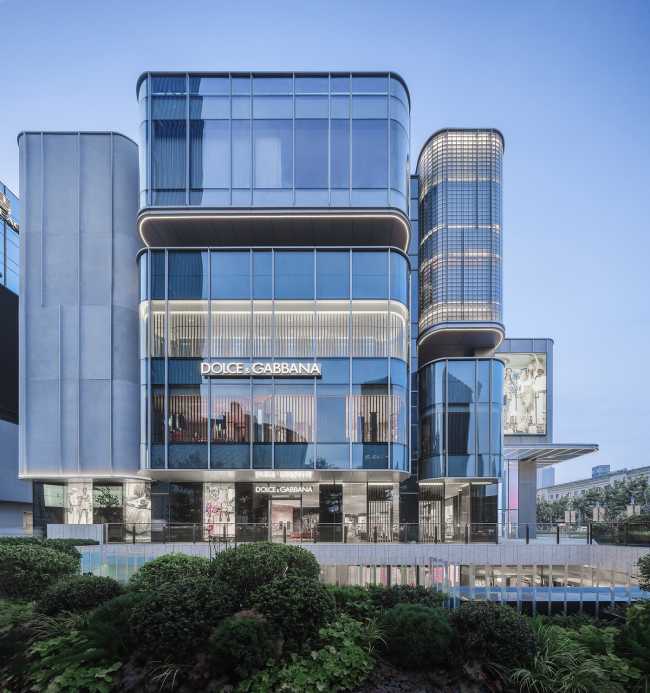 Centre commercial historique intégré dans le tissu urbain avec une nouvelle esthétique de 'pixel'. Rénovation du Citic Square