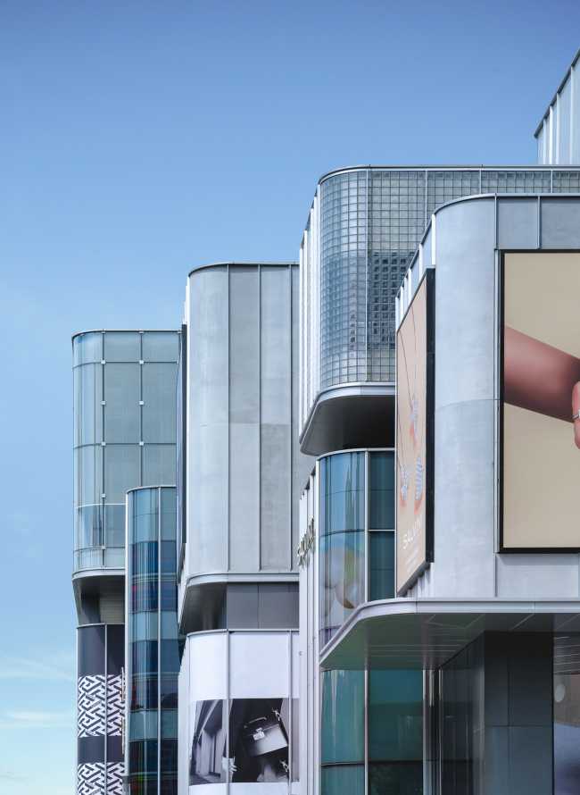 Centre commercial historique intégré dans le tissu urbain avec une nouvelle esthétique de 'pixel'. Rénovation du Citic Square