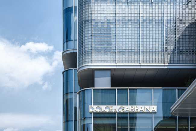 Centre commercial historique intégré dans le tissu urbain avec une nouvelle esthétique de 'pixel'. Rénovation du Citic Square