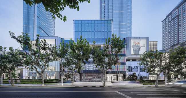 Centre commercial historique intégré dans le tissu urbain avec une nouvelle esthétique de 'pixel'. Rénovation du Citic Square