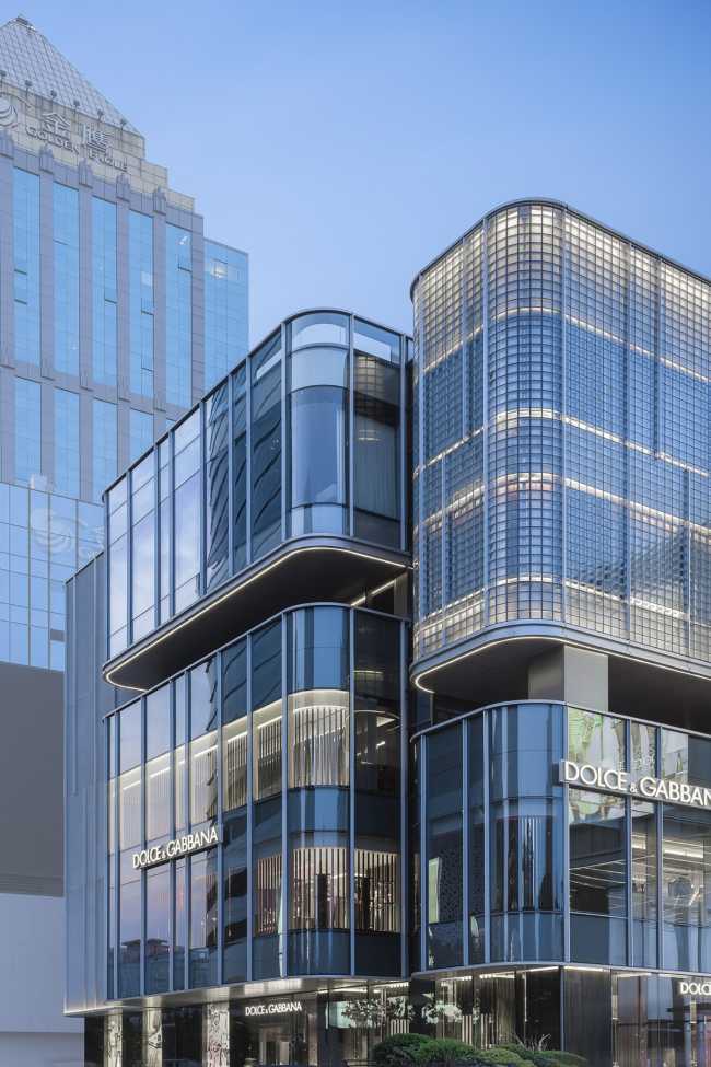 Centre commercial historique intégré dans le tissu urbain avec une nouvelle esthétique de 'pixel'. Rénovation du Citic Square