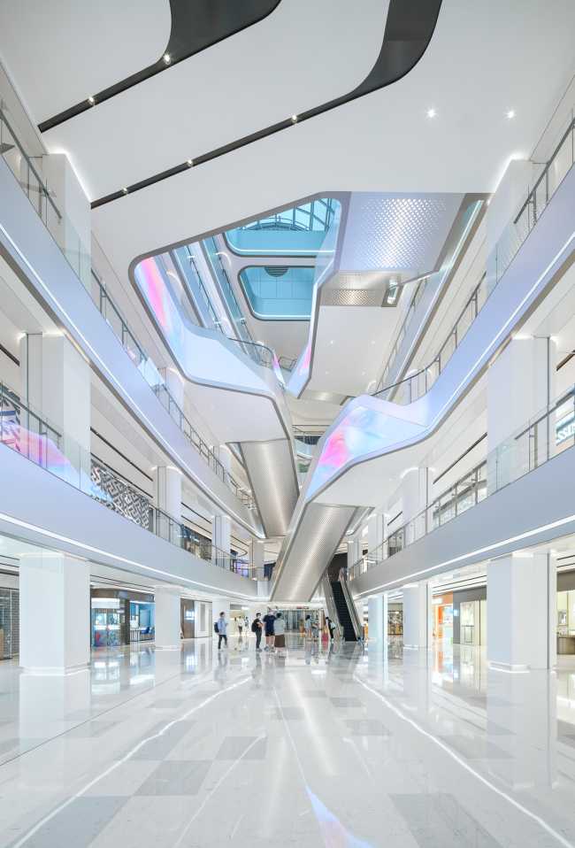 Centre commercial historique intégré dans le tissu urbain avec une nouvelle esthétique de 'pixel'. Rénovation du Citic Square